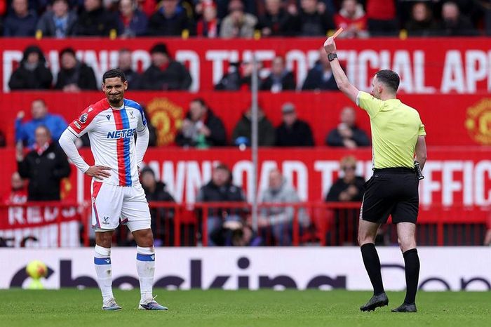 Trọng tài giải thích về quả phạt đền và thẻ đỏ trong trận thắng của MU