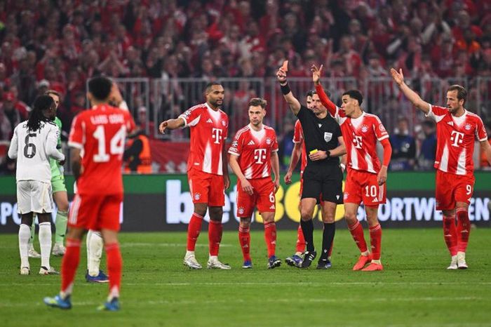 Trọng tài liên tục gây tranh cãi ở tứ kết Champions League 2025-2026