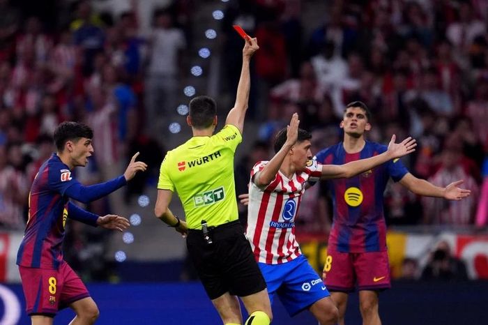 Trước đại chiến Barcelona vs Atletico Madrid, trọng tài thừa nhận đã nương tay với Barca