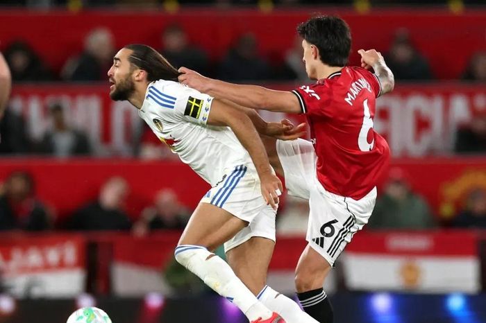 Từ thẻ đỏ tranh cãi của MU, FIFA cần cấm cầu thủ để tóc dài