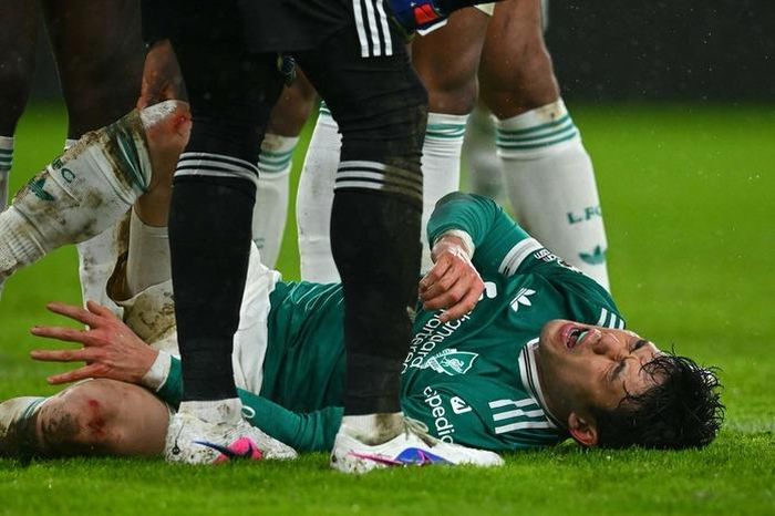 Tuyển thủ Nhật Bản gần 'rụng' mắt cá chân, trận đấu của Liverpool gián đoạn