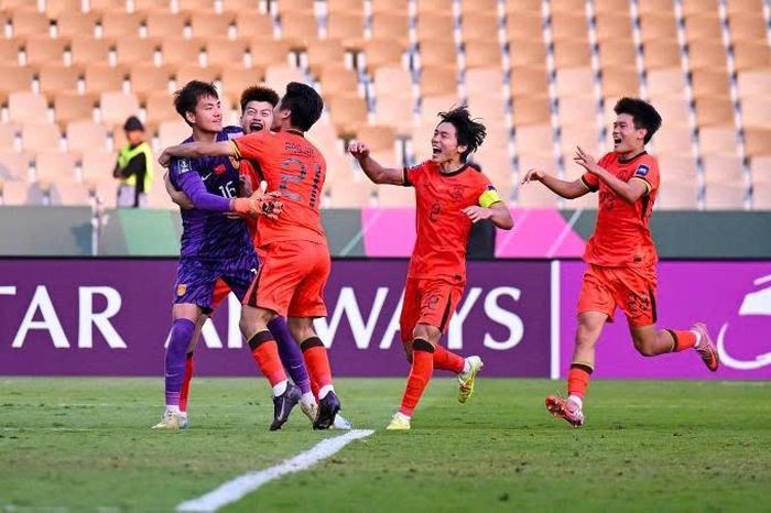 U23 châu Á: Thắng kịch tính Uzbekistan, Trung Quốc gặp U23 Việt Nam ở bán kết