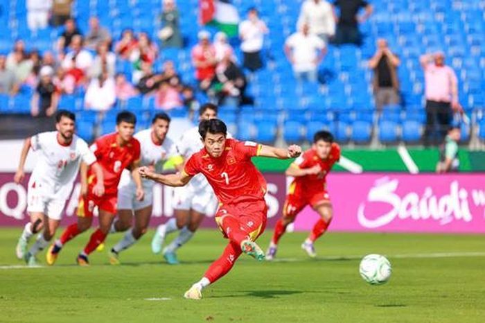 U23 Việt Nam - U23 Trung Quốc: Chờ Nguyễn Đình Bắc tỏa sáng