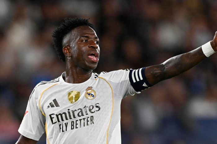 UEFA phạt Real Madrid