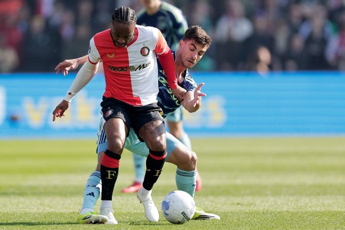 Van Persie cảnh báo Sterling sau trận mờ nhạt