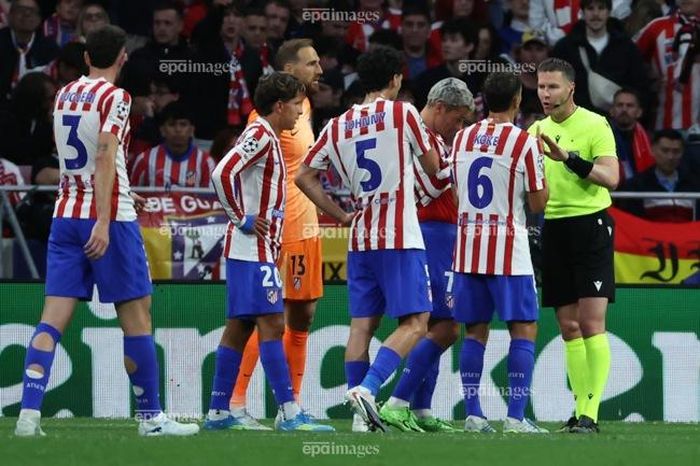VAR 'bẻ còi' gây bão, Atletico và Arsenal đồng loạt phản pháo