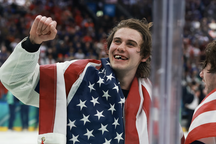 VĐV bị đánh gãy răng vẫn ghi bàn, Mỹ đoạt HCV khúc côn cầu trên băng Olympic