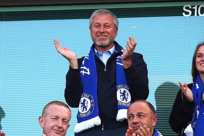 Vì sao CĐV Chelsea hô vang tên Abramovich, la ó giới chủ Mỹ?