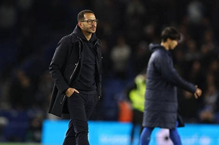 Vì sao HLV Liam Rosenior không nhận đủ 24 triệu bảng sau khi bị Chelsea sa thải?