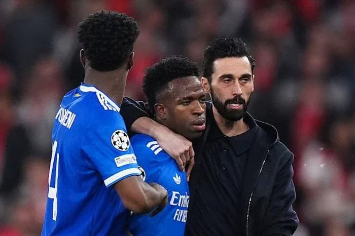 Vinícius tố bị phân biệt chủng tộc, Mbappe phẫn nộ đòi UEFA vào cuộc