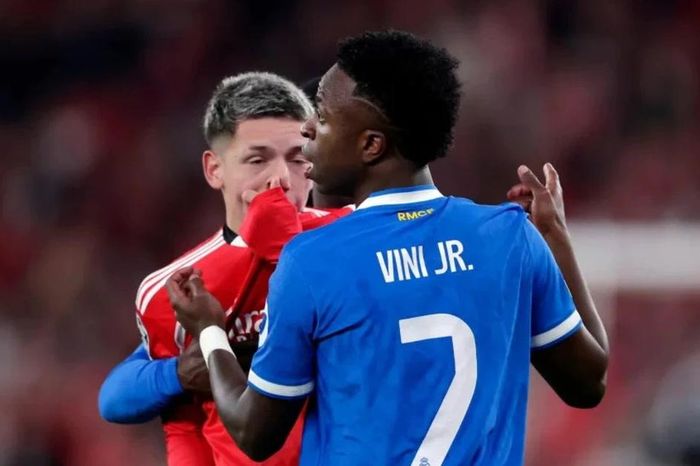 World Cup 2026 áp dụng luật mới gây sốc: Che miệng khi tranh cãi có thể bị đuổi