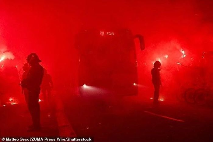 Xe chở Atletico Madrid bị ném vỡ kính giữa 'biển lửa' Nou Camp