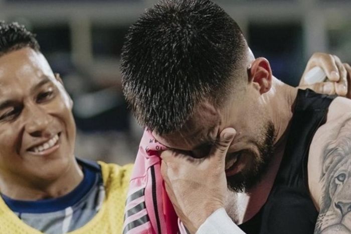 Xin được áo Messi, tiền đạo người Argentina khóc rưng rức