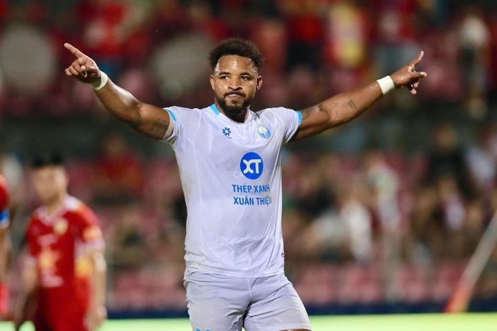 Xuân Son liên tiếp ghi bàn