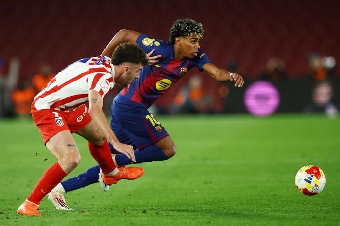 Yamal bỏ thẳng vào phòng thay đồ dù Barca được vỗ tay